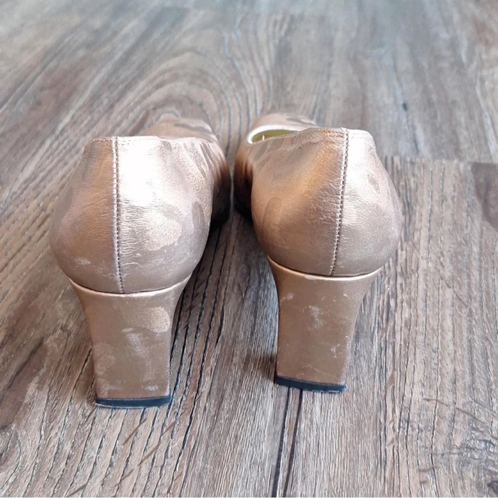 Stuart Weitzman Metallic Bronze Patterned Pumps - image 8